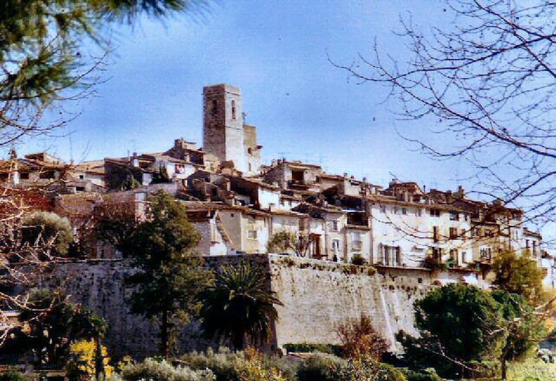 approaching the mediaeval walled perched village of St Paul de Vence