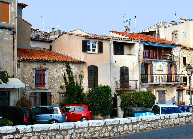 Residences along Promenade de l'Amiral de Grasse have privileged views of the Mediterranean.