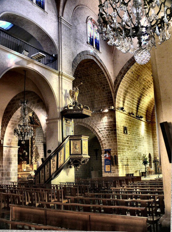 The gilded pulpit is in contrast to the plain wooden benches for worshippers.  They're hard, I attended Mass there.