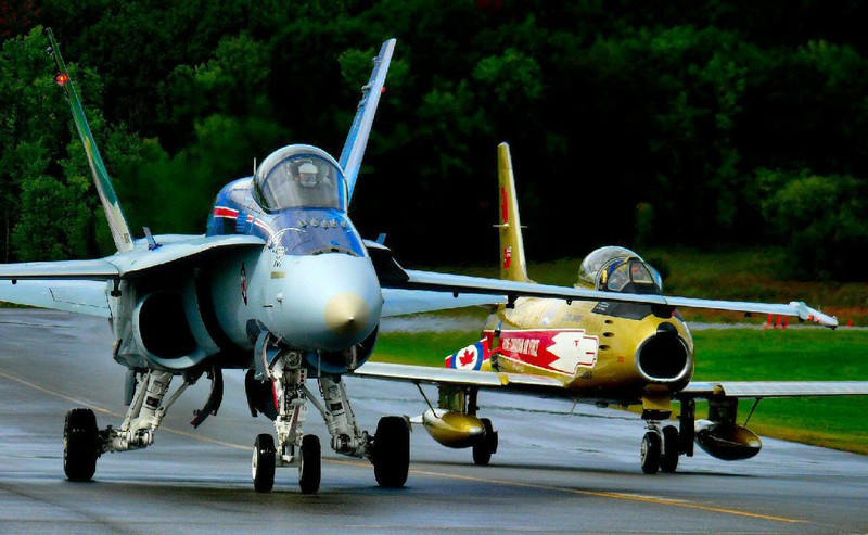 ''Follow me, litle buddy'', comparison of CF-18 and CF-86 at a Gatineau air show