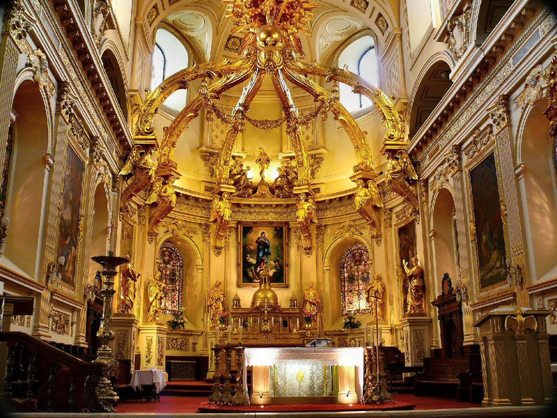 the altar under an enormous baldachin