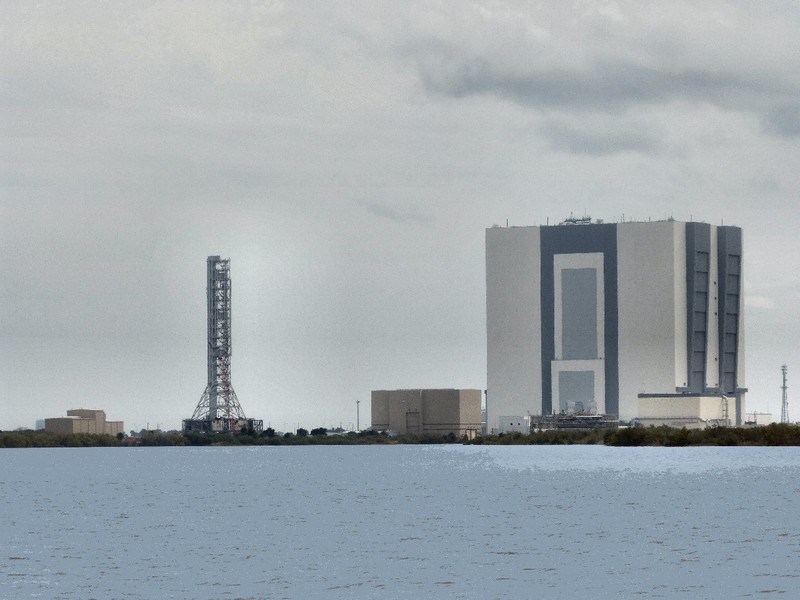 20X telephoto of VAB and launch pad  They are actually 3+ miles apart.