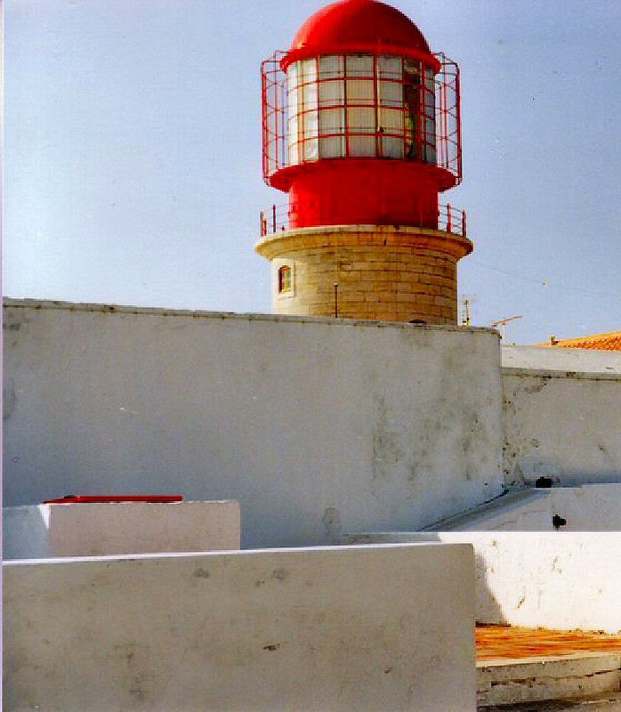 Cape St. Vincent light can be seen for 40 km at sea.