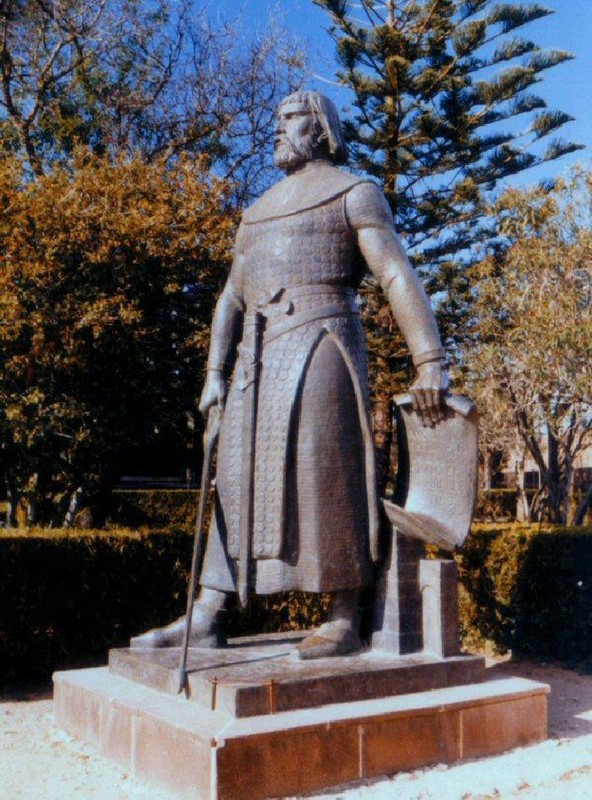 statue of King Afonnso III, who ejected the Moors for good in 1231.