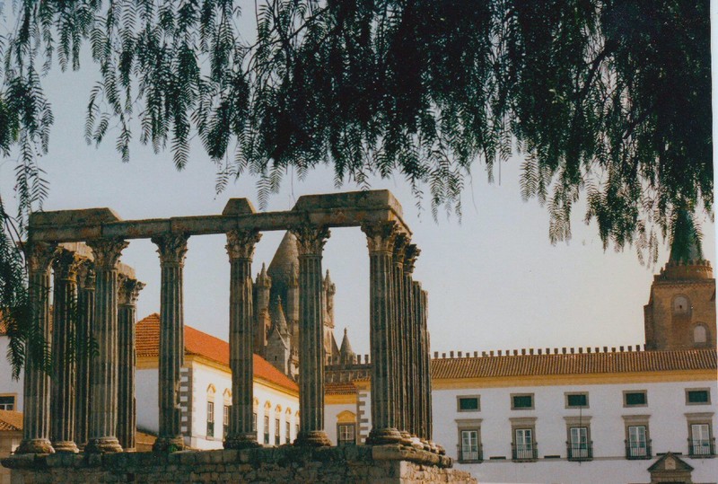 the Roman temple with luxury Pousada dos Loios behind