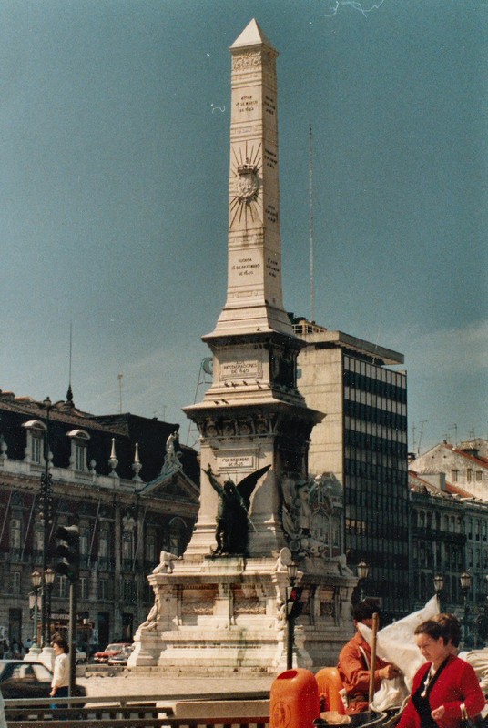 Praça dos Restauradores, obelisk commemorating restoration of independence after the Spanish occupation 1580-1640.