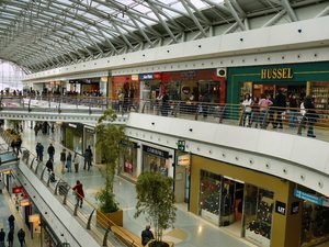 inside the huge tri-level Vasco da Gama shopping centre