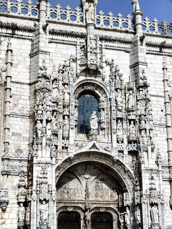 Prince Henry is between the doors; the Madonna of Belem in front of the window; and the Archangel Michael at the top.