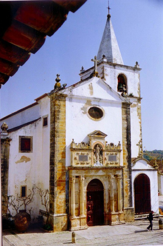 Santa Maria church's interior is faced with 17th century azulejos, and the ceiling has painted religious scenes.