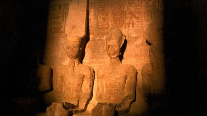 Ramses II, assis d'égal à égal avec le dieu suprême Amon