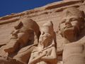 Le temple d'une vie : Ramses adulte à gauche, et vieillard à droite