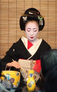 Maiko preparing tea at Miyako Odori 