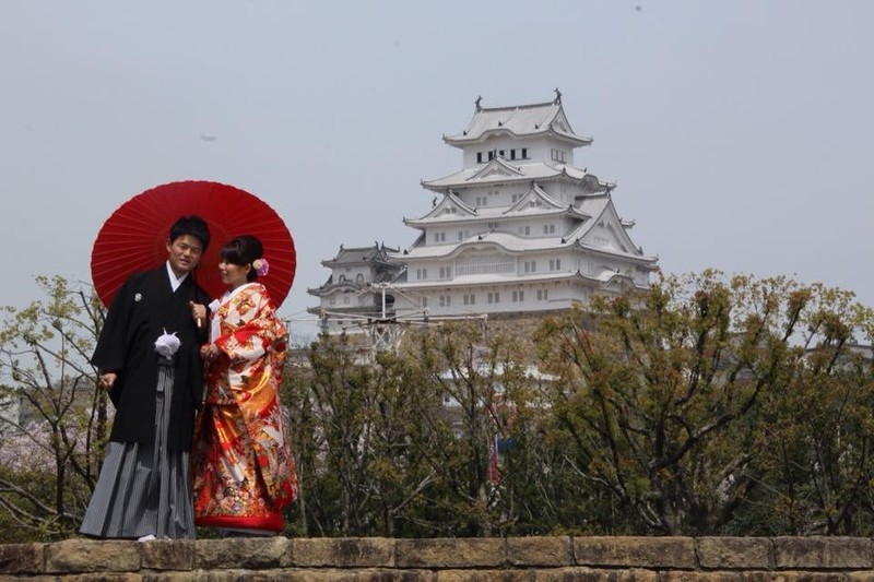 Wedding coupe at Himeji Castle 