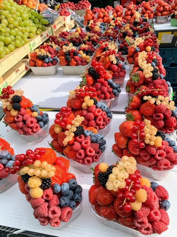 This fruit vendor was an artist!