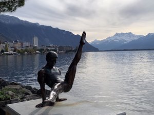 Along the promenade - a salute to a Chinese gymnast