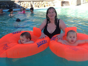 Fun with the twins at Waikite hot pools