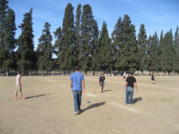 A bunch of gringos playing rugby