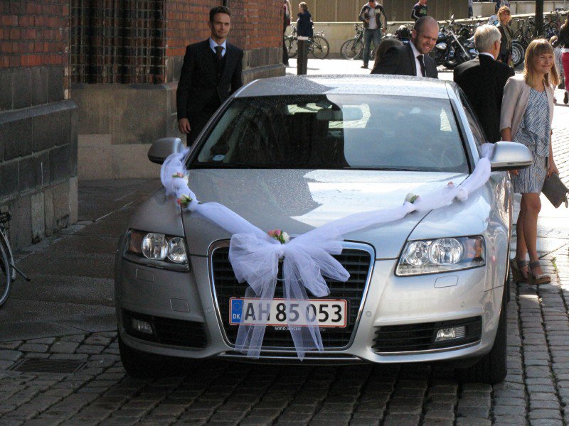 Bridal car outside Aarhus cathedral