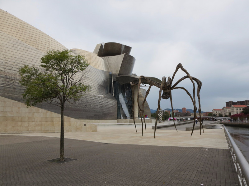 Mama spider in front of Guggenheim Bilbao