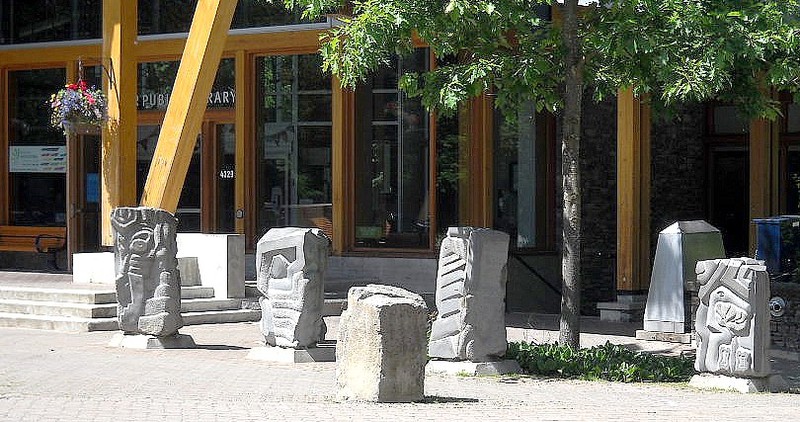 pl - Stone carvings in front