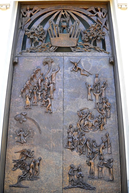 ja - Ceremonial bronze doors