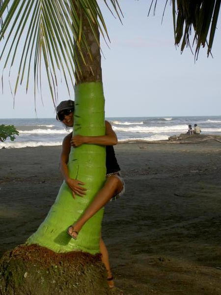 Suus weer bij een kokosnotenboom