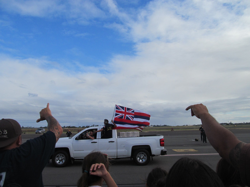 Wings Over the Pacific - Hawaiis statsflag og shaka