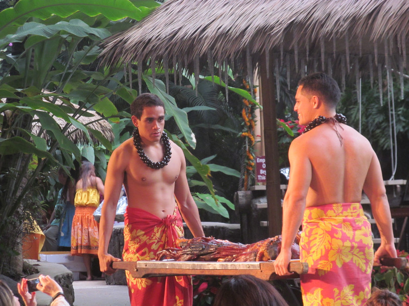 Polynesian Cultural Center - luau (fest/middag) med underholdning - her traditional kalua pork, pattegris i stegt i jordovn Photo