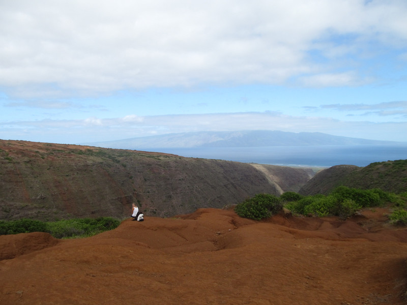 Storslået landskab - mennesker er små i sammenligning. Udsigt til øen Maui i baggrunden