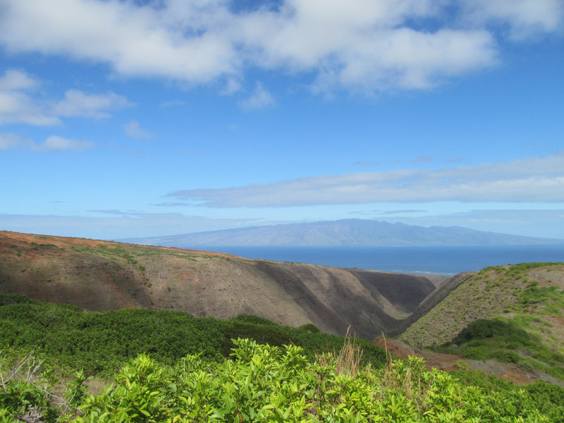 Storslåede landskaber med smukke farver og flotte skygger fra skyerne. Øen Maui i baggrunden