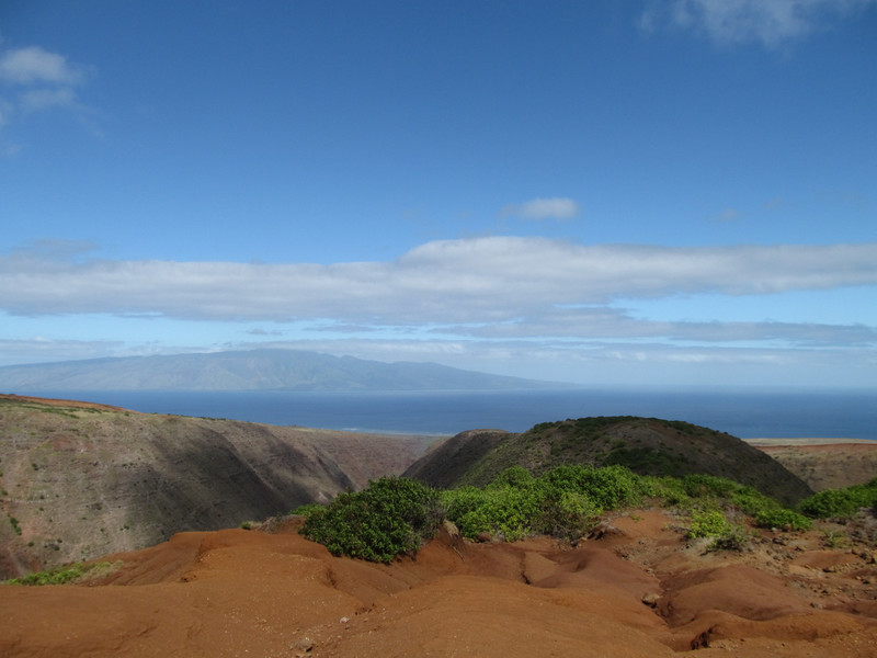 Storslåede landskaber med smukke farver. Øen Maui i baggrunden