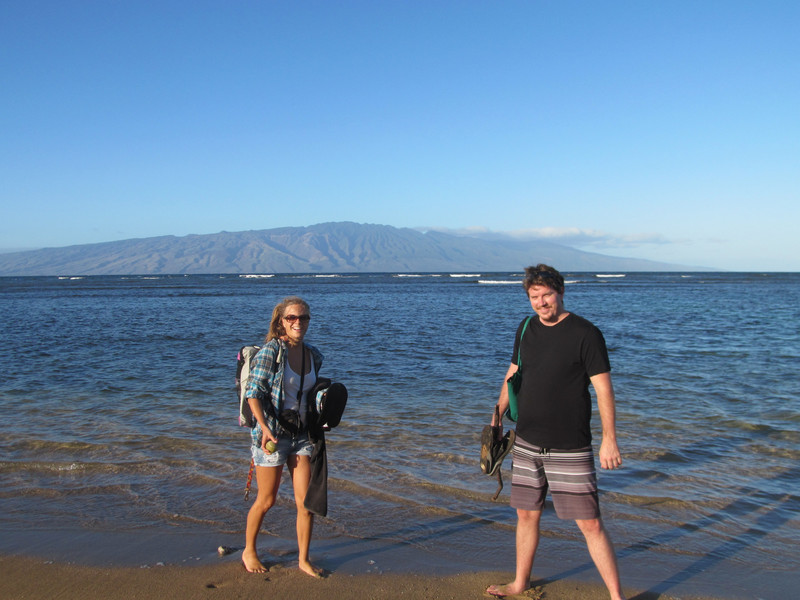 Juli og Dylan på en meget øde strand (Maui i baggrunden), på vej til...