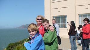 På Alcatraz med Golden Gate i baggrunden