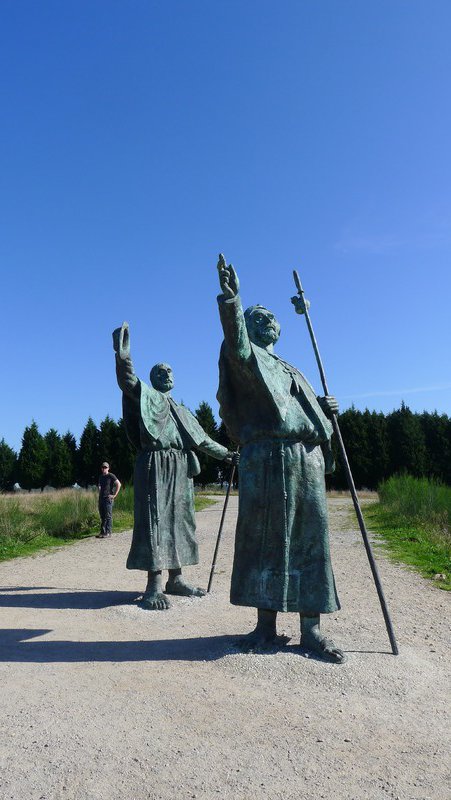 Pilgrim statues, gesturing to Santiago.