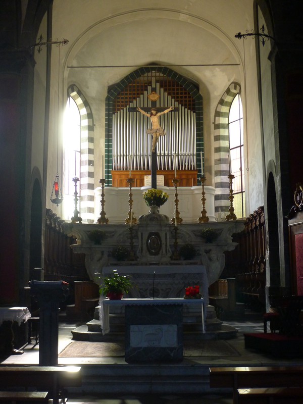 The Alter with organ pipes behind.