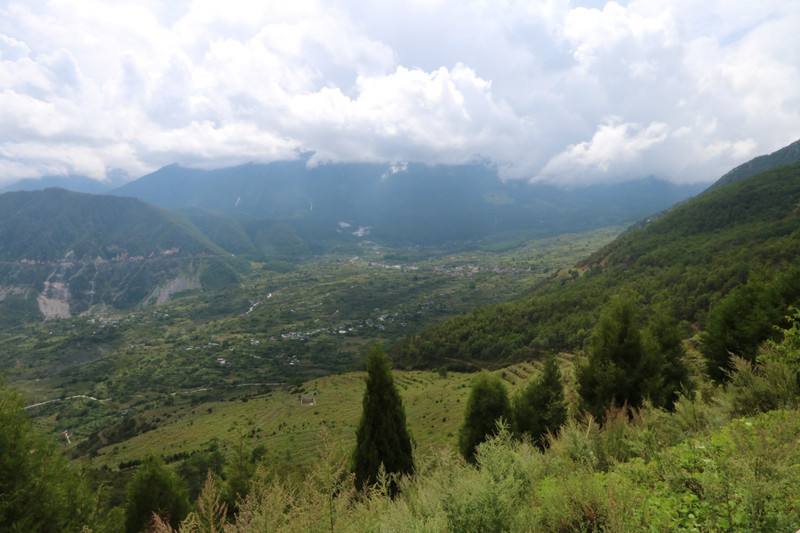 View on the way to Tiger Leaping Gorge