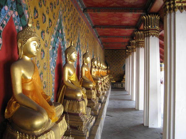 Gold Buddhas outside Wat Arun