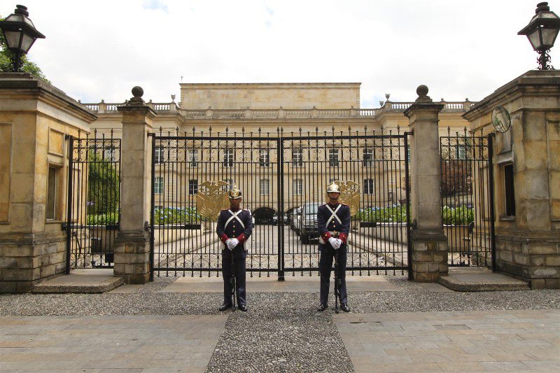 Guards outside the front gate of Casa de Nariño