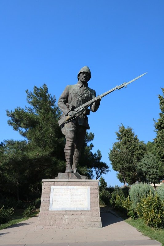 Statue of Ottomon soldier near the Turkish Memorial