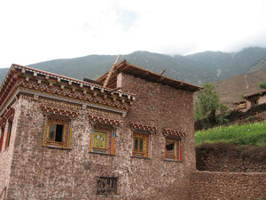 Eastern Tibet house, firm, solid like castle, due to the rigid environ, or the robbery tradition