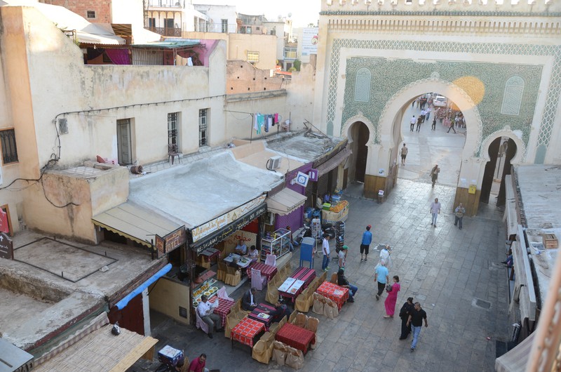 Blick auf das Bab Boujloud von einem Terassencafé