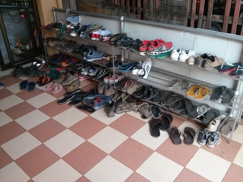 In Laos muss man die Schuhe ausziehen, bevor man ein Gebäude betritt