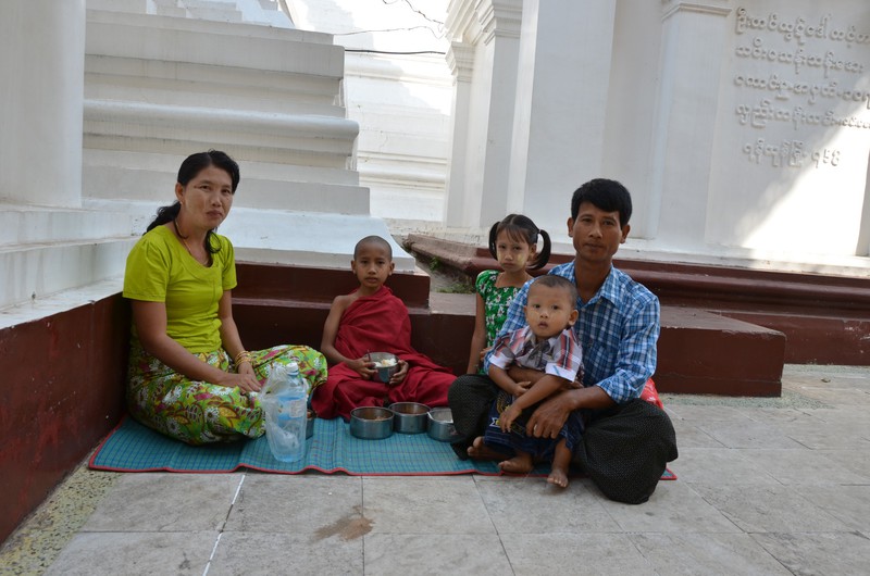 Familien-Lunch im Komplex der Shwedagon Pagoda
