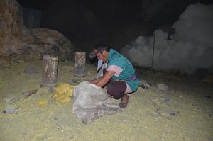 Schwefelabbau im Krater des Ijen