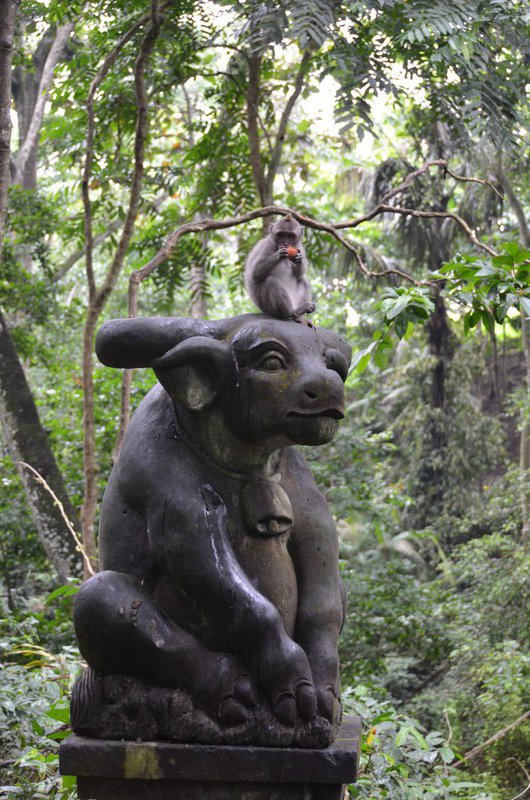 Affe auf Statue