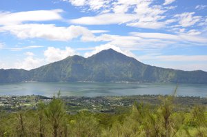 Danau Batur und Mt. Abang
