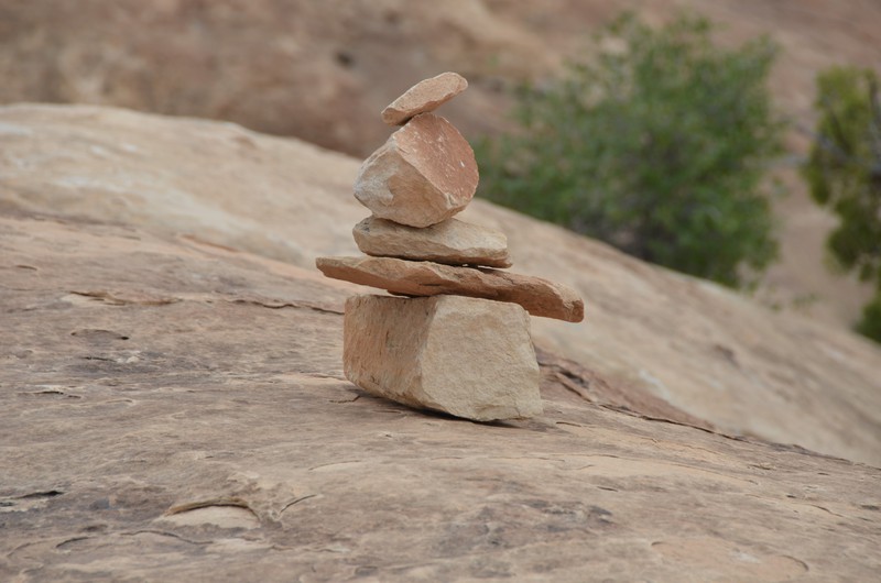 Steinmandl markieren den Wanderweg