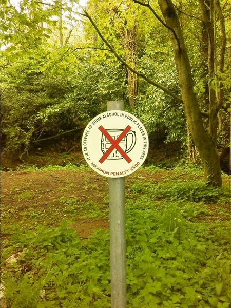 Ook in het bos is alcoholisme verboden.