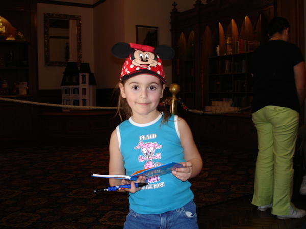 Maya is ready for Disney celbrity hunting...mom and dad are ready with the camera like the paprazzi!