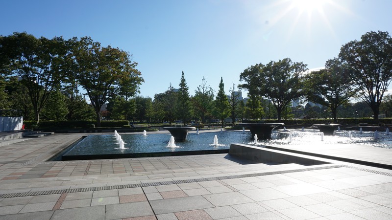Wasserspiel in kleinem Park in Tokyo